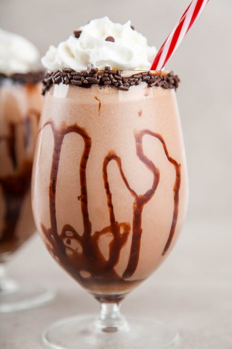 Christmas Mudslide Drink, Mud Slides Drink Recipe, Creamy Mixed Drinks, Holiday Baileys Drink, Drinks With Chocolate Liquor, Chocolate Mixed Drinks, Creamy Alcoholic Drinks, Chocolate Liquor Drinks, Chocolate Alcoholic Drinks