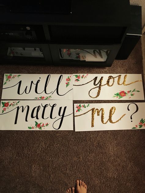 Proposal Signs Marry Me Diy, Marry Me Sign, Romantic Ways To Propose, Married Quotes, Ways To Propose, Engagement Mehndi Designs, Signs Diy, Perfect Proposal, Couple Wedding Rings