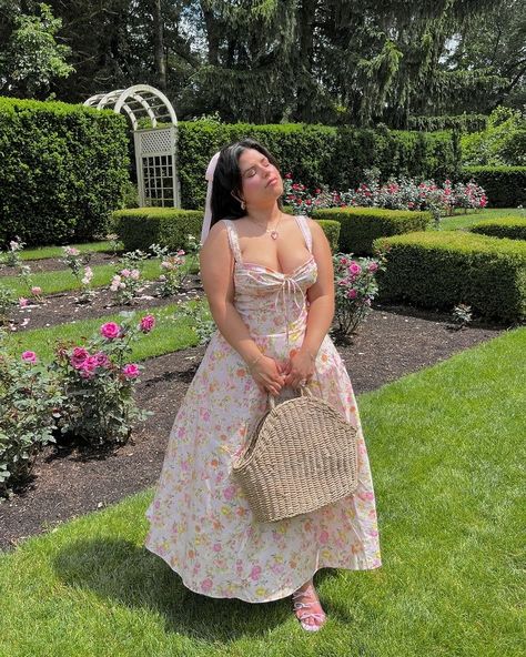 Plus Size Outfits For Birthday, Pretty Outfits For Birthday, Birthday Dresses Plus Size, Summer Dresses For Plus Size, Violet Outfits, Plus Size Poses, Plus Size Women Outfits, Dress Midsize, Chubby Style