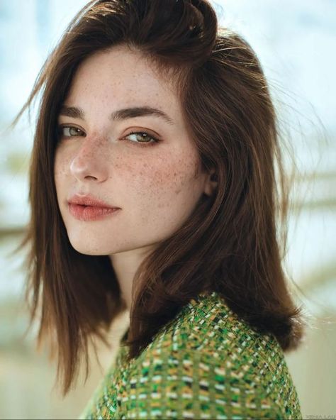 Brown Hair And Freckles, Xenia Lau, Women With Freckles, Female Portrait Photography, Beautiful Freckles, 얼굴 드로잉, Layered Haircuts For Medium Hair, Face Drawing Reference, Portrait Photography Women