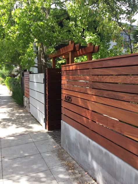 Wood, metal and concrete fence Fence Concrete, Cheap Privacy Fence, Pagar Modern, Fence Metal, Diy Privacy Fence, Wood Fence Design, Cement Patio, Modern Fence Design, Concrete Patios