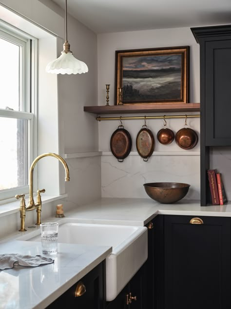 The Georgian Era Bridge Faucet in unlacquered brass by Perrin & Rowe and the ever-favorite brass hanging rail by Devol Kitchens create a feeling of timelessness and charm. Georgian Townhouse Kitchen, Colonial House Interior Design Kitchen, Georgian Kitchens, Plaster Kitchen, Brass Pot Rail, Kitchen Devol, Brass Hanging Rail, Modern Cottage Interior, Georgian Kitchen