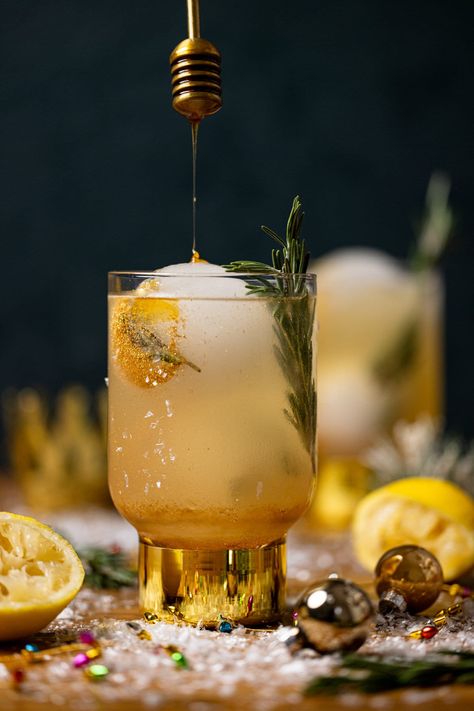 Fancy Hot Honey Lemon Mocktail | Simple Healthy Recipes, Complex Flavors | Orchids + Sweet Tea Honey Bee Drink, Honey Tasting Party, Hot Non Alcoholic Drinks, Pretty Mocktail Recipe, Fancy Drinks Aesthetic, Fancy Drinks Nonalcoholic, Functional Mocktails, Herbal Mocktails, Fancy Lemonade