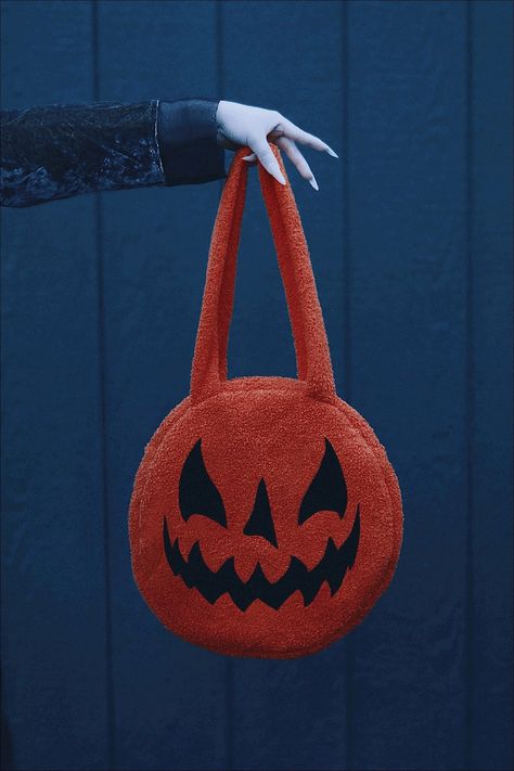 Pumpkin Jack-o-lantern Tote Bag Halloween Purse - Etsy Halloween Handbags, October Wardrobe, Halloween Fashion Outfits, Goth Gifts, How To Impress, Jack O Lantern Faces, Adornos Halloween, Image Swag, Goth Girl