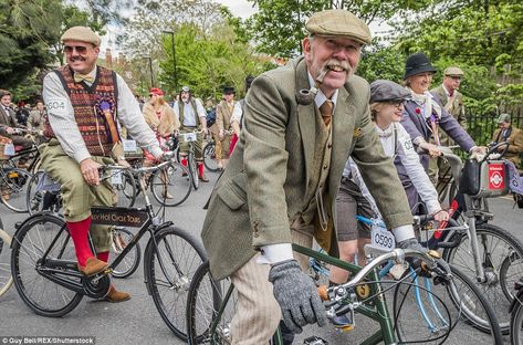 London cyclists en mass for Tweed Run ride celebrating English style  | Daily Mail Online Old Fashioned Bicycle, Tweed Ride, Tweed Run, Country Jackets, Ride Bicycle, Flat Caps, London Today, English Style, Flat Cap