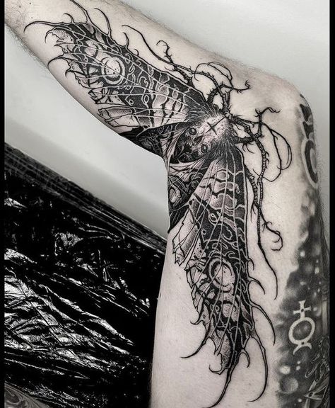 Insect Tattoo, Wicked Tattoos, Scary Tattoos, Creepy Tattoos, Moth Tattoo, Leg Tattoo Men, Gothic Tattoo, Instagram Tattoo, Stylist Tattoos