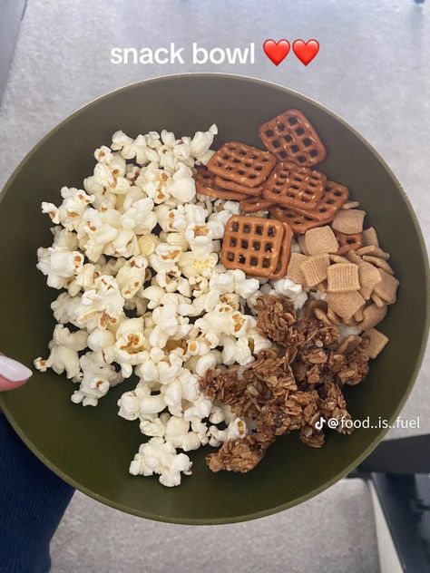 Snack Plate Ideas, Sweet Easy, Popcorn Snacks, Plate Ideas, Snack Bowl, Night Snacks, Snack Bowls, Snack Plate, Food Inspo