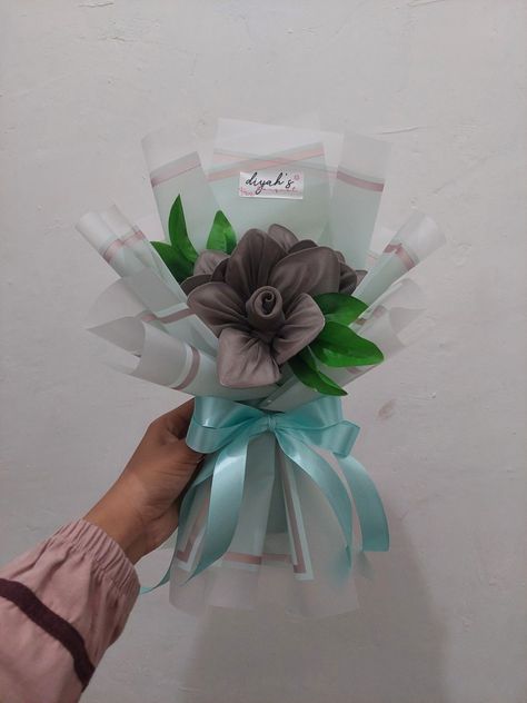 Buket Hijab, Aesthetic Items, Diy Bouquet Wrap, Bee Painting, Bouquet Wrap, Diy Bouquet, Bouquets, Bee