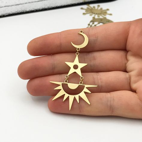 2pcs Raw Brass Crescent Star Sun Charm Pendant, Drop Dangle Celestial Earring Charm, Moon Sun and Star Laser Cut Earring Findings RW-1194 Material; Brass Size: 32.5x58mm Hole Size: 1.60mm Plating: Raw Quantity: Optional All of our products are manufactured by us. If you want to order more products in stock, you can freely contact us. Our Products; -Nickel-free -Lead-free -High quality If you have any questions, feel free to contact us. You can read the explanations and policies for return and ex Celestial Earring, Laser Cut Earring, Laser Cut Necklace, Mountain Jewelry, Sun Charm, Laser Cut Jewelry, Laser Cut Earrings, Light Weight Jewelry, How To Make Paper Flowers