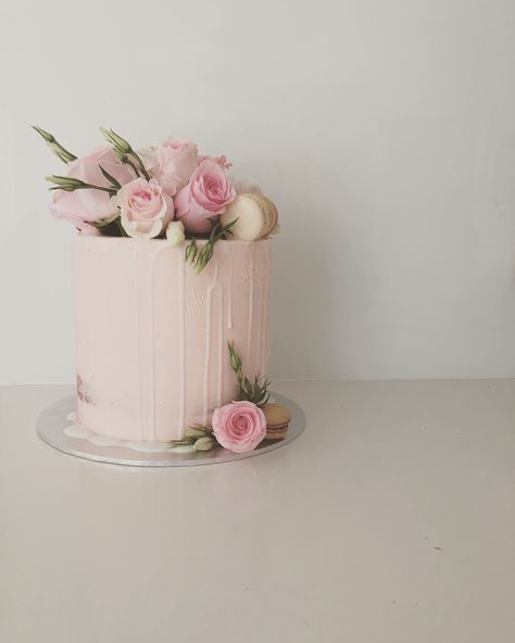 Soft pink drip cake with pink florals #oldschooltealady Soft Pink Birthday Cake, Pink Birthday Cake Flowers, Pink Floral Cake Birthday, Pink Birthday Cake With Flowers, Small Pink Cake, Floral Pink Cake, Pink Cake With Flowers, Pastries Packaging, Pale Pink Cake