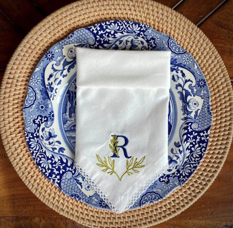 Cloth Napkin Embroidery, How To Embroider Napkins, Embroidery On Napkins, Embroidered Dinner Napkins, Hand Embroidery Napkins, Embroidered Napkins Diy, Embroidery Napkins Table Linens, Napkin Embroidery Ideas, Embroider Napkins