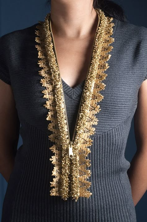 DIY Zipper and Lace Metallic Statement Necklace Tutorial Zipper Necklace, Zipper Art, Diy Statement Necklace, Necktie Crafts, Zipper Crafts, Zipper Jewelry, Diy Collier, Jewerly Designs, Diy Jewelry Necklace