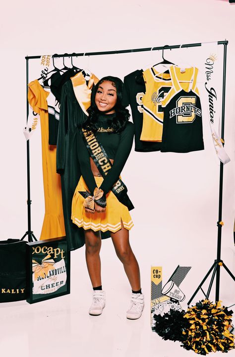 Kay. on Twitter: "your favorite scotlandville cheerleader 📣 💛🖤… " Senior Portraits Yearbook Outfit, Cheerleader Graduation Pictures, Senior Picture Ideas Cheerleader, Senior Picture Ideas Cheerleading, Senior Pictures Outfits Black, Senior Picture Themes, Graduation Outfit Ideas Black, Girl Dinner Outfit, Graduation Pictures Black