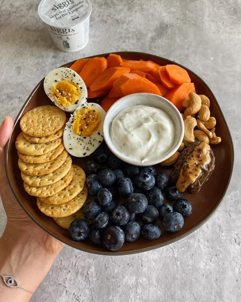 Gal Shua-Haim MS, RD | another day another snack plate ✨ you guys already know how much I love these plates as an easy way to pack in tons of different nutrients… | Instagram Vegetarian Snack Plate, Dinner Snack Plate, Healthy Plate Ideas, Breakfast Snack Plate, Vegan Snack Plate, Snack Plate Aesthetic, Snack Plate Lunch, Healthy Snack Plate, Helthy Snacks