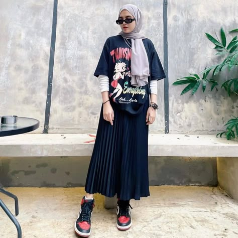 Hijabi Rock Outfit, Hipster Outfits Hijab, Hijabi Rock Style, Rock And Roll Outfits Hijab, Ootd Rock N Roll Hijab, Rock And Roll Outfits Women, Rock And Roll Aesthetic Outfit, Hijab Black, Dress Models