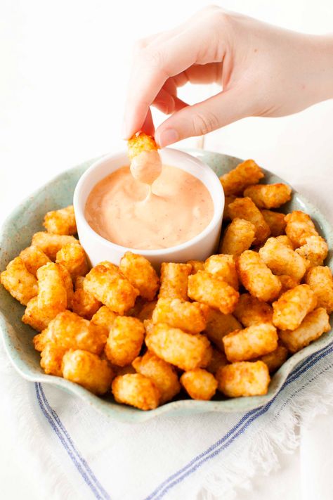 3 Simple Ways to Serve Tater Tots Tator Tot Recipe, Tater Tot Appetizers, Loaded Tater Tots, Easy Tater Tots, Weekend Snacks, Tater Tot Recipes, Tator Tots, Dipping Sauces Recipes, Appetizers Easy Finger Food