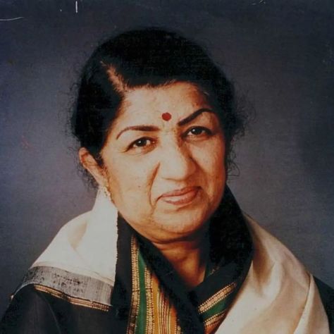 Meri awaaz hi pehchaan hai... Lata Mangeshkar Ji, magic of her voice will live forever and ever. You will always be in our hearts. R.I.P @drbatrasdental Indian Legends, Asha Bhosle, Bollywood Images, Kishore Kumar, Bollywood Cinema, Lata Mangeshkar, Wedding Couple Photos, Legendary Singers, Ganesha Art