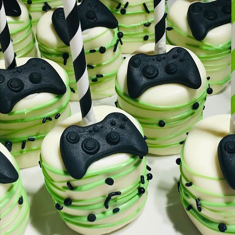 Gamer Party Treats, Gamer Cake Pops, Video Game Desserts, Video Game Treats, Gamer Party Food, Xbox Birthday Party, Xbox Party, Xbox Cake, 14th Birthday Party Ideas