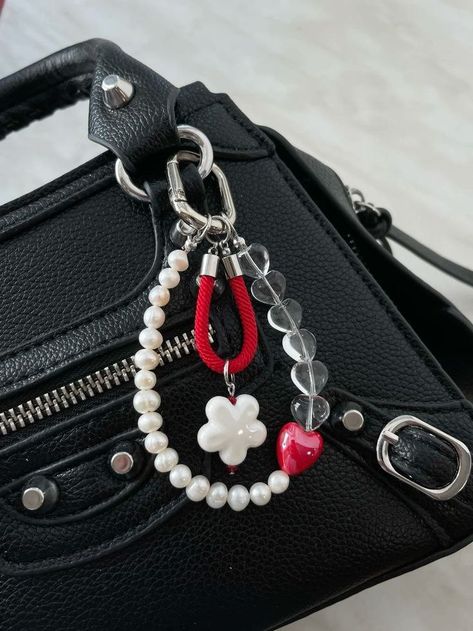 Bag Keychain Diy, Bag Charms Diy, Bag Accessories Keychain, Diy Bag Charm, Keychain For Bag, Purse Charms Diy, Keychain Strap, Diy Pearl Necklace, Bag Jewelry