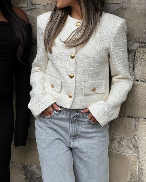 White Chanel Jacket Outfits, How To Style Tweed Blazer, Chanel Style Jacket Outfit, Chanel Tweed Jacket Outfit, Tweed Blazer Outfit, Tweed Jacket Outfit, Africa Fashion Style, Chanel Blazer, Chanel Style Jacket