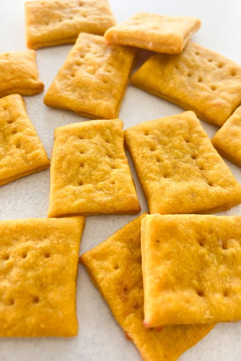 Pumpkin Crackers Pumpkin Recipes For Toddlers, Snack To Make, Pumpkin Snack, Healthy Crackers, Homemade Crackers, Baby Led Weaning Recipes, Vegan Baby, Weaning Recipes, Baby Snacks