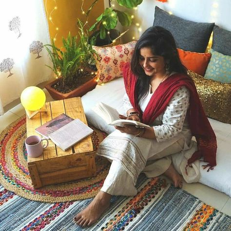 Ananya Bhattacharjee aka #InteriorMaata tells us more about the fusion between traditional Indian and modern minimal and how you can incorporate it in your home. Head to www.designdekko.com to read the article 😊   #designdekko #interiordesigner #homedecor #homestyle Cozy Minimal Bedroom Ideas, Floor Seating Ideas Small Spaces, Traditional Indian Bedroom Design, Small Living Room Decor Indian, Indian Floor Seating, Indian Inspired Bedroom, Modern Rococo, Floor Seating Living Room, Indian Room