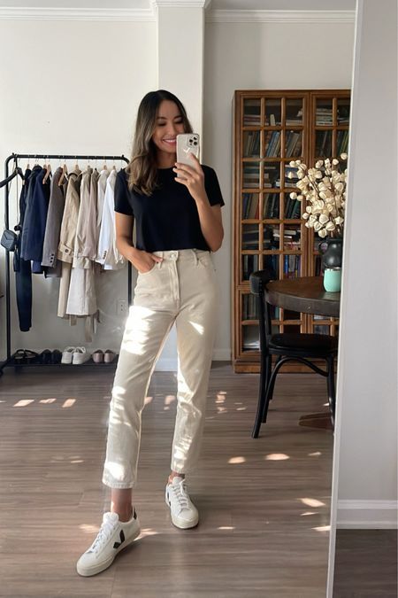 Jean And Blouse Outfit Classy, Cream Jeans Outfit, Minimalist Style Outfits, Cream Pants Outfit, Casual Friday Work Outfits, Work Mood, Business Casual Jeans, Jeans Outfit For Work, Buisness Casual