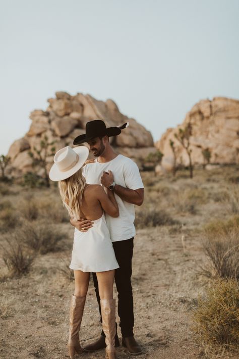 Modern boho Joshua tree engagement photos Mountains Photoshoot, Western Couple Photoshoot, Joshua Tree Engagement Photos, Desert Engagement Photos, Joshua Tree Engagement, Desert Photoshoot, Western Photography, Cute Engagement Photos, Anniversary Pictures