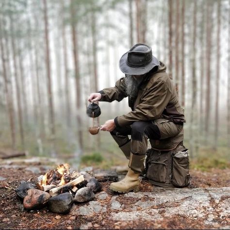 Outdoorsmen Style, Bushcraft Kit, Camping Photography, Camping Aesthetic, Bushcraft Camping, Camping Coffee, Adventure Camping, Mountain Man, Camping Survival