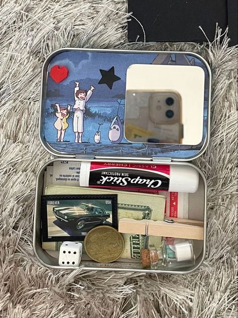 Altoids Wallet Couple, Custom Altoid Tin, Cute Altoid Tin Ideas, Things To Make Out Of Altoids Tins, Alto Is Tin Ideas, Altoid Can Ideas, Altoid Tin Aesthetic, Altoids Wallet Background, Mint Box Aesthetic