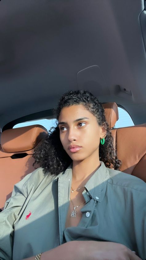 Imman Hammam Aesthetic, Imaan Hammam Curly Hair, Imaan Hammam Hair, Imaan Hammam Style, Chef Outfit, Imaan Hammam, Pretty Savage, Curly Hair Care Routine, Chef Clothes