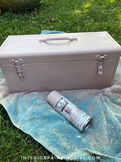 Upcycling a Toolbox Old Tool Boxes Repurposed, Old Tool Box Decor Ideas, Trunk Upcycle, Organized Tools, Suitcase Art, Toolbox Ideas, Spray Chalk, Trunk Ideas, Old Tool Boxes