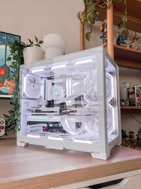 Cute Computer Setup, White Pc Build, White Gaming Pc, White Desk Setup, Dream Setup, Pc Builds, Computer Set, Gamer Setup, Pc Build