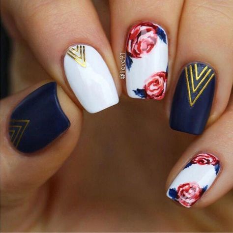 Graduation Nail Designs, Chevron Nail Art, Sophisticated Manicure, Cute Summer Nail Designs, Unghie Sfumate, Chevron Nails, Graduation Nails, Summer Nail Art, Floral Nail Designs