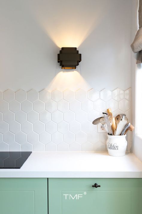 Create a beautiful kitchen backsplash with these white hexagon tiles. Transform your kitchen remodel to a white kitchen with mosaic tiles. Mosaics come in lots of different shapes and sizes and even more colours! Check our website for our full range! Product: AFH95051 Credit: Veer Interieur Kitchen Hexagon Backsplash, White Hexagon Backsplash Kitchen, Tiles White Kitchen, Hexagon Backsplash Kitchen, White Hexagon Backsplash, Hexagon Tile Backsplash Kitchen, Hexagon Kitchen Backsplash, Hexagon Tile Kitchen, White Hexagon Tiles