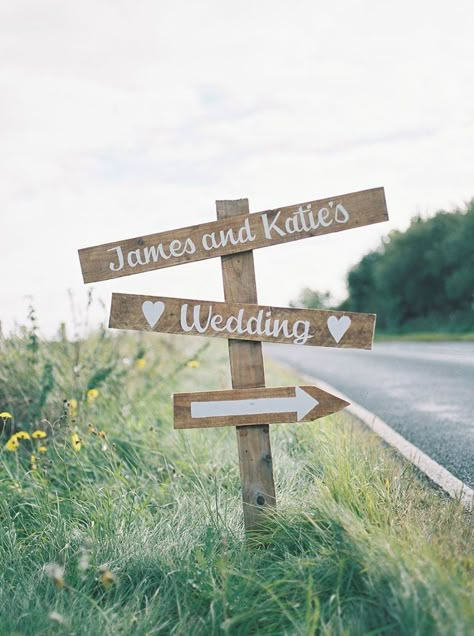 Country Wedding Signs, Outdoor Country Wedding, Ceremony Songs, Marriage Day, Wooden Wedding Signs, Country Diy, Marriage Ceremony, Wooden Wedding, Wedding Tips