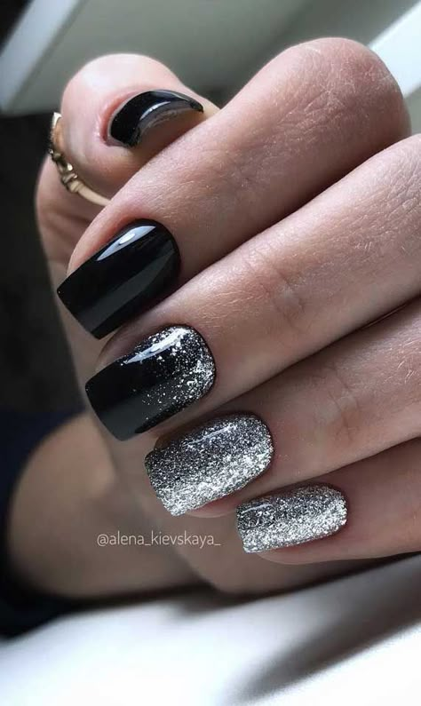 One Nail Glitter Design, Black And Silver Ombré Nails, White With Black Glitter Nails, Nails For After Christmas, Nail Design Black And Silver, Black Nails And Glitter, Nail Designs With Silver Glitter, Black Grey Glitter Nails, Silver And Black Ombre Nails