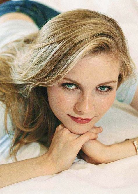 Kirsten Dunst Street Style Celebrities, Kristen Dunst, Elizabeth Berkley, Oki Doki, Michelle Trachtenberg, Model Magazine, I Love Cinema, Interview With The Vampire, Leighton Meester