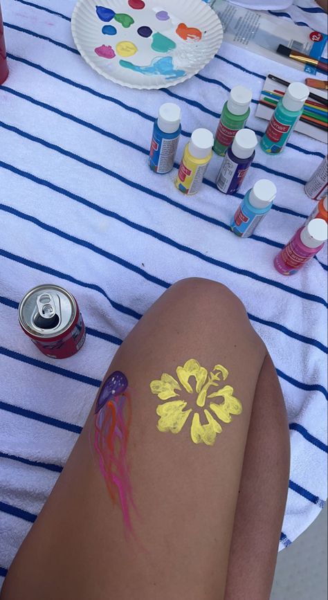 Cute Body Paintings, Leg Painting Ideas Easy, Things To Paint On Your Leg, Leg Painting Ideas, Leg Painting Body Art, Leg Painting Aesthetic, Painting On Legs Ideas Summer, Aesthetic Leg Painting, Summer Leg Painting