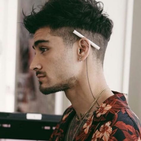 Queer Haircut, Haircut 2020, Very Short Hair Men, Types Of Fade Haircut, Mid Fade Haircut, Zayn Malik Hairstyle, Undercut Long Hair, Men Haircut Curly Hair, Wavy Hair Men