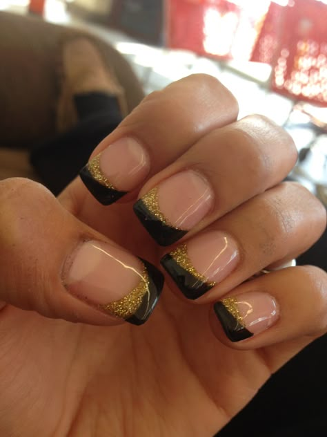 Black And Gold Nails Wedding, Square Black And Gold Nails, Black And Gold Nail Polish Ideas, Black And Gold Nail Tips, Iowa Hawkeye Nail Designs, Mizzou Nails Black Gold, Gel Nails Ideas For Vacation, Gold White Black Nails, Black And Gold Fingernails