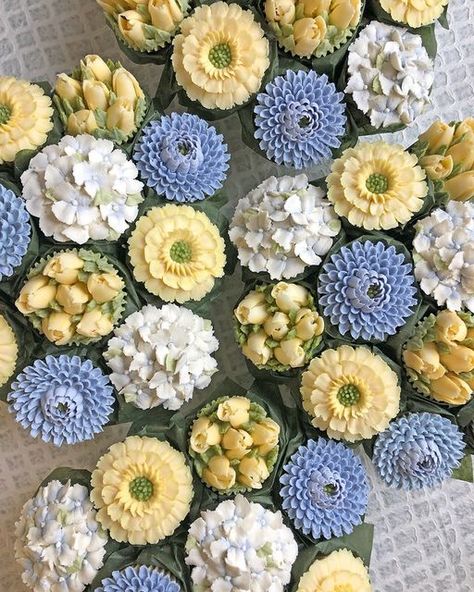 Light Blue And Yellow Wedding, Pale Yellow Weddings, Hydrangea Cupcakes, Easter Cupcakes Easy, Yellow Desserts, Blue And Yellow Wedding, Yellow Cupcakes, Flower Cupcake, Yellow Bouquets