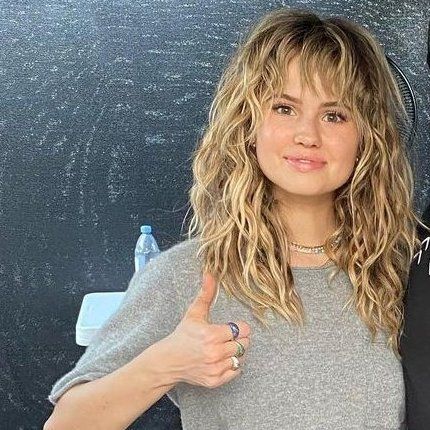 Long Shag Haircut, Blonde Curly Hair, Spring Hair Color, Estilo Hippie, Debby Ryan, Mom Hairstyles, Blonde Hair Looks, Long Hair With Bangs, New Haircuts