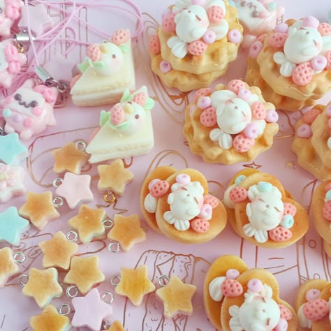 Kawaii Baking Aesthetic, Dessert Clay Art, Cute Polymer Clay Charms Kawaii, Kawaii Sweets, Kawaii Resin Charms, Clay Desserts Miniature Food, Pastel Cupcakes, Kawaii Dessert, Food Charms