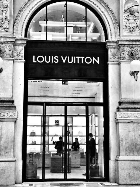 Louis Vuitton Black And White Aesthetic, Louis Vuitton Wall Decor, Louis Vuitton Moodboard, Louis Vuitton Pictures, Bedroom Aesthetic Black And White, Louis Vuitton Decor, Louis Vuitton Poster, Louis Vuitton Black And White, Louis Vuitton Aesthetic