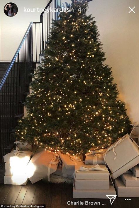 Kardashian Christmas, Minimal Christmas, Christmas Decoration Ideas, Fabulous Christmas, Christmas Feeling, Christmas Inspo, White Lights, Noel Christmas, Christmas Mood