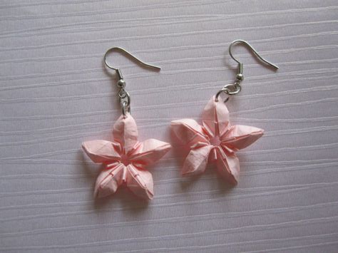 Cherry Blossom Origami Earrings by ArsOrigami.com (modular origami out of 5 sqares 2x2 cm each) Origami Cherry Blossom, Origami Accessories, Cherry Blossom Origami, Paper Beads Diy, Unique Origami, Origami Mobile, Origami Earrings, Wire Jewelry Earrings, Blossom Cherry