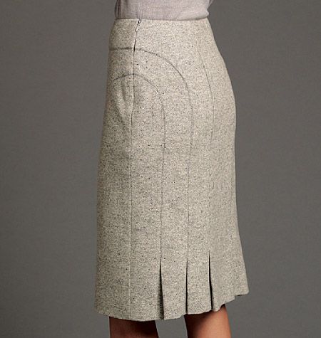 Contour skirt with kick pleats in back at seams Trendy Sewing Projects, Skirt Inspiration, Afrikaanse Mode, Diy Skirt, Vogue Pattern, Vogue Patterns, فستان سهرة, Kick Pleat, Sewing Skirts