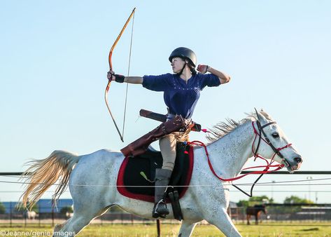 Horse Riding Archery, Hunting On Horseback, Archery On Horseback, Mounted Archery Horses, Archer Pose, Archery Poses, Horseback Archery, Horse Archer, Horse Archery