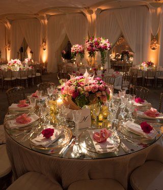 Pink Accents Wedding, Large Flower Centerpieces, Tablescapes For Round Tables, Wedding Mirror Table, Walima Ideas, Round Table Settings, Girly Theme, Round Wedding Tables, Weddings Outdoor